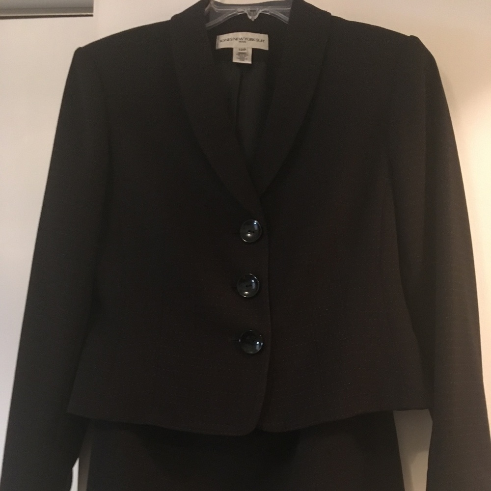 Skirt suit